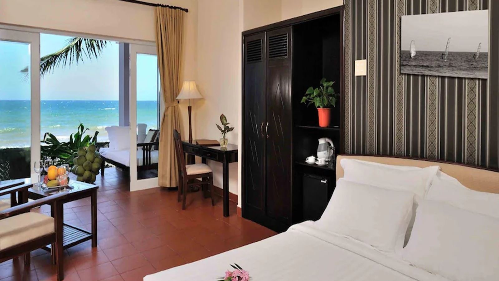 rooms-villa-beachfront-with-terrace