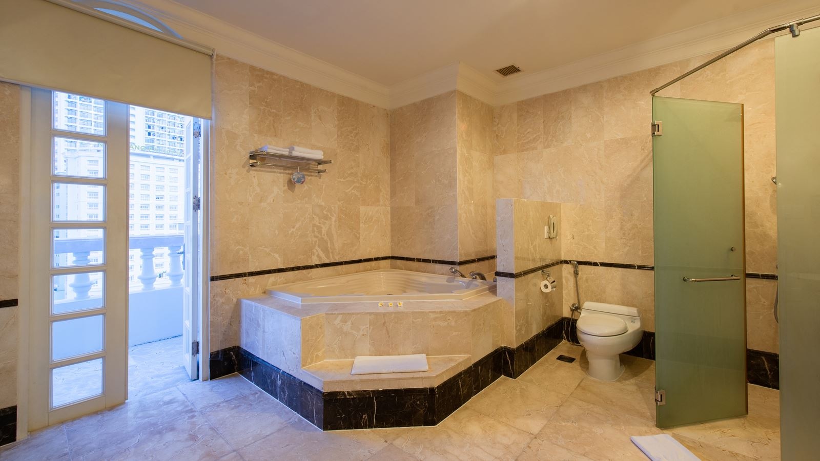 rooms-executive-suite-ocean-view-with-balcony