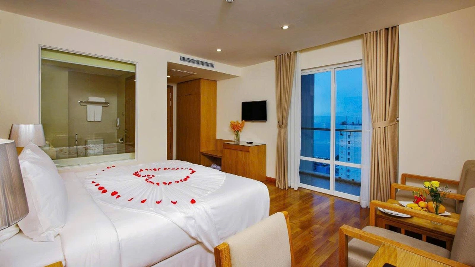 rooms-premier-deluxe-city-view-with-balcony