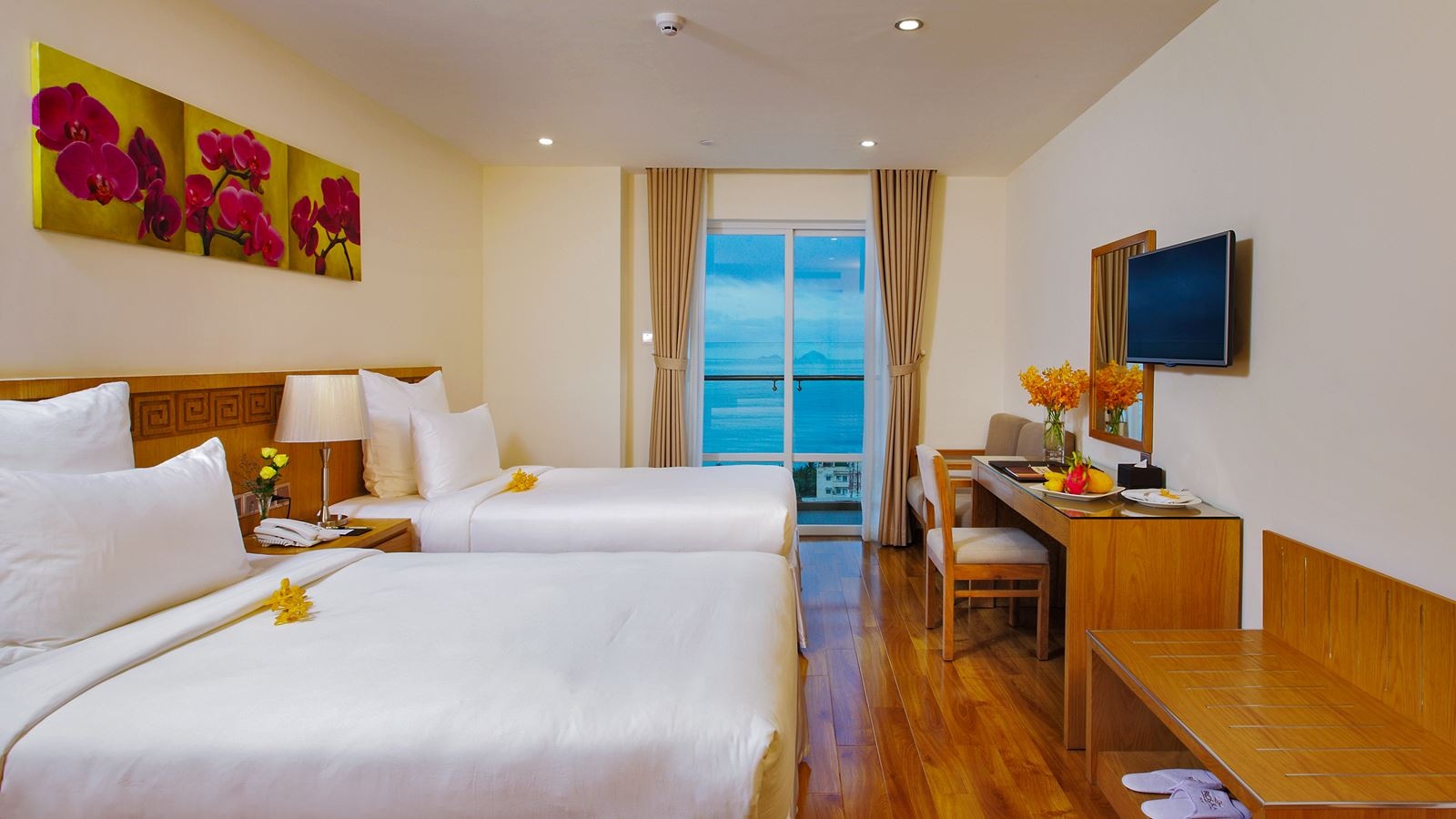 rooms-premier-deluxe-city-view-with-balcony