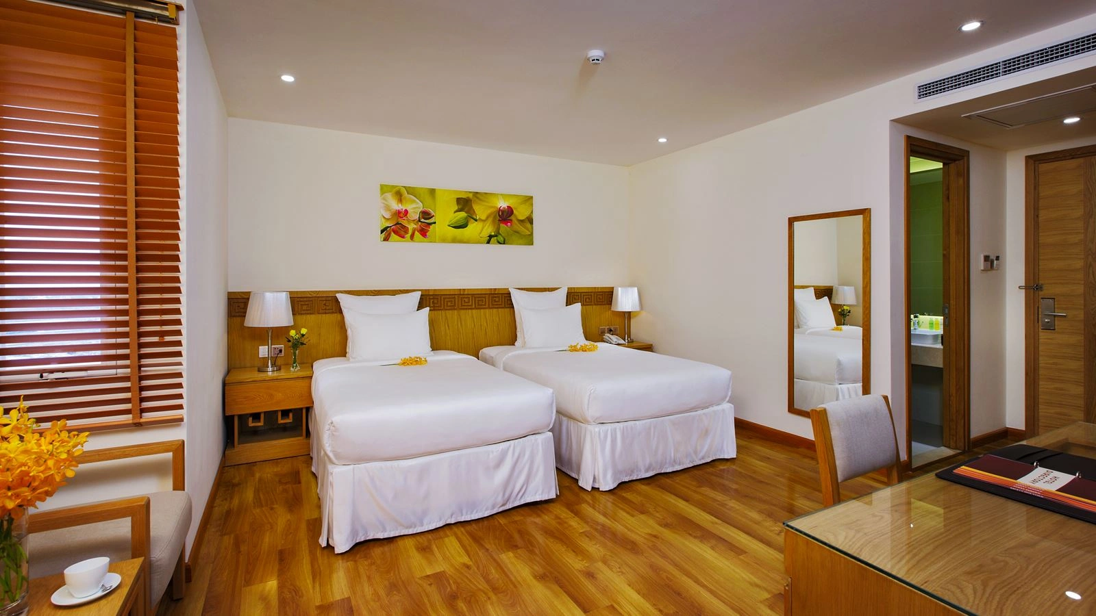 rooms-superior-with-small-window