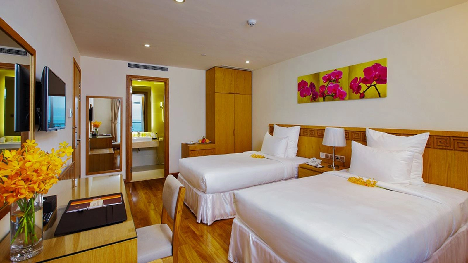 rooms-deluxe-city-view-with-balcony-child-without-extra-bed