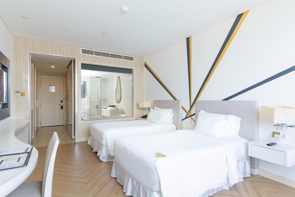rooms-grand-room-city-view