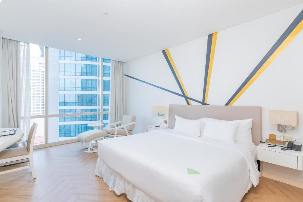 rooms-grand-room-city-view