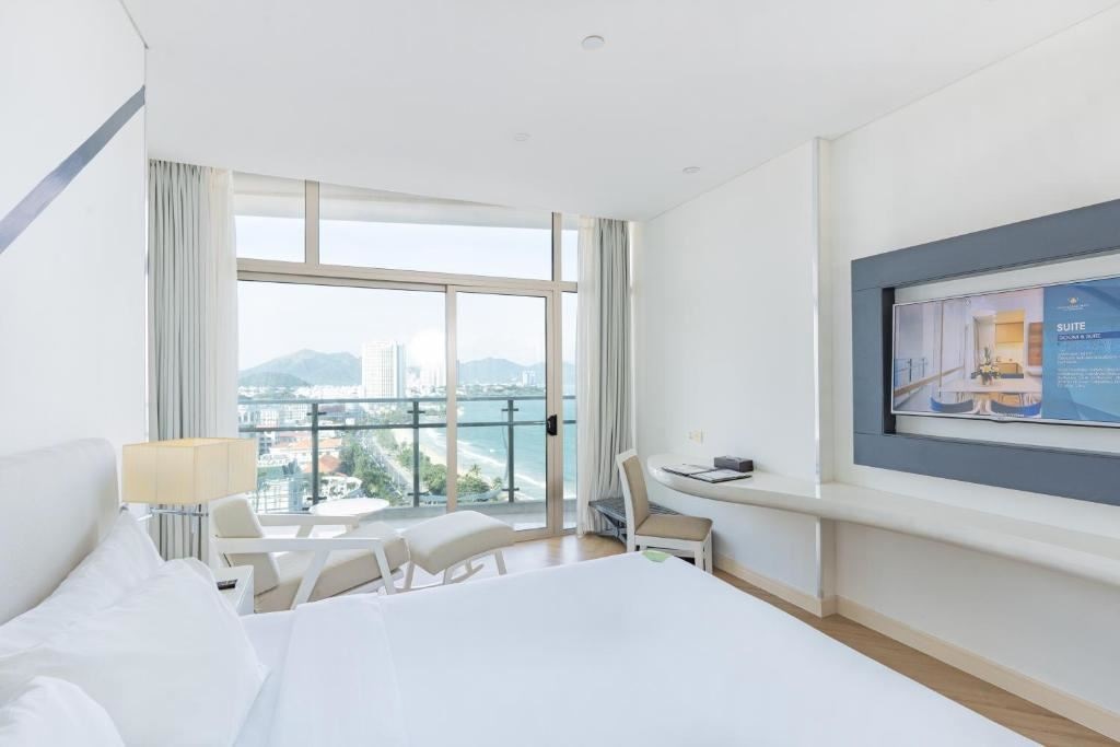 rooms-grand-royal-seaview-with-balcony