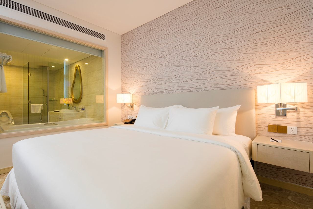 rooms-grand-room-city-view