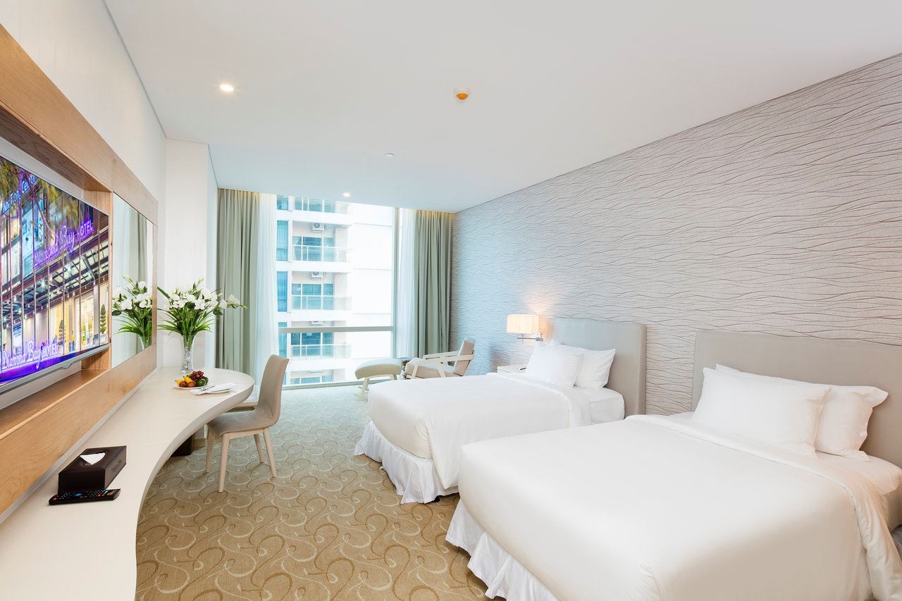 rooms-grand-room-city-view