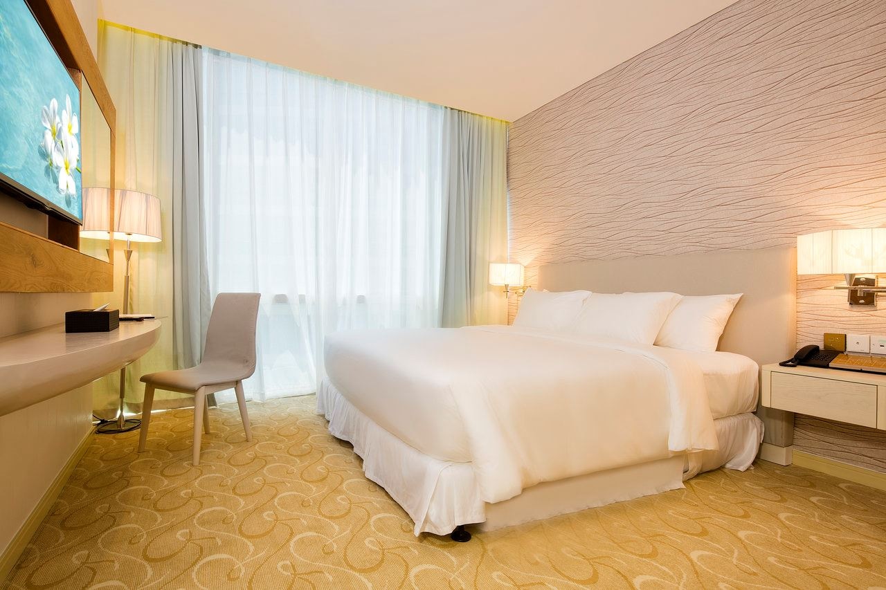 rooms-grand-room-city-view
