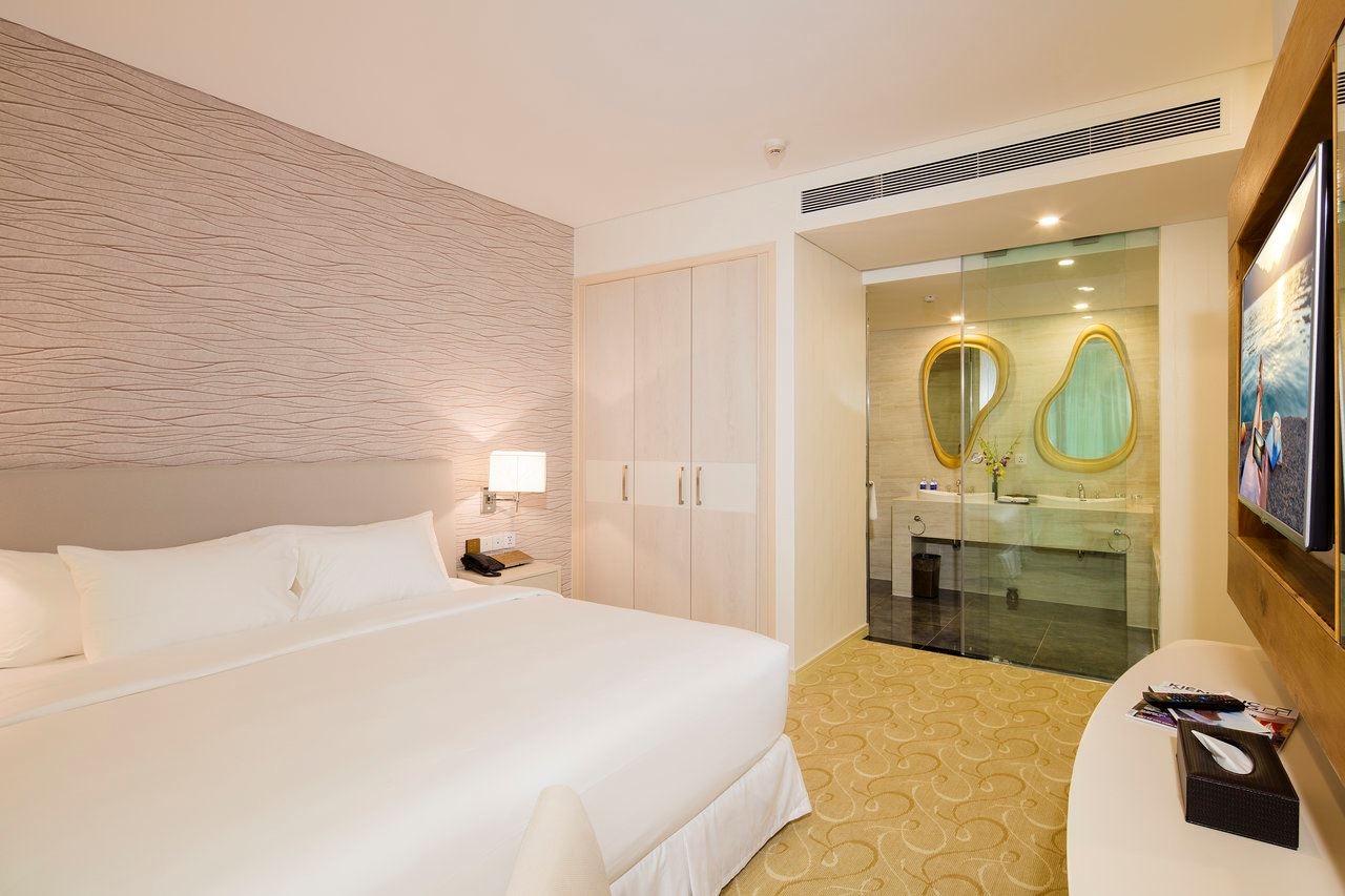 rooms-grand-royal-seaview-with-balcony