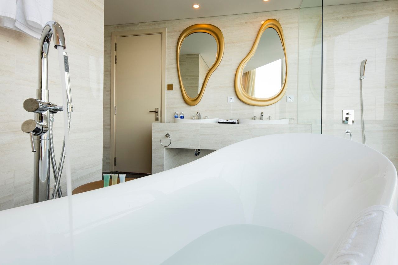 rooms-prime-suite-sea-view-with-balcony