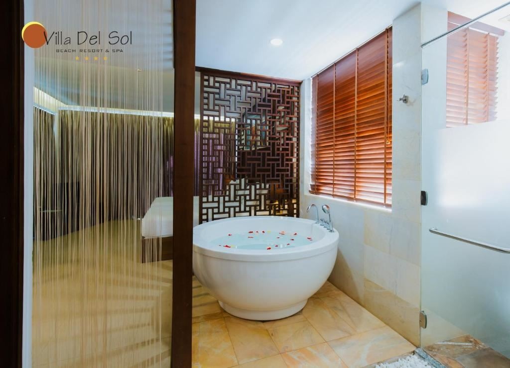 rooms-grand-premium-deluxe-garden-double-with-balcony