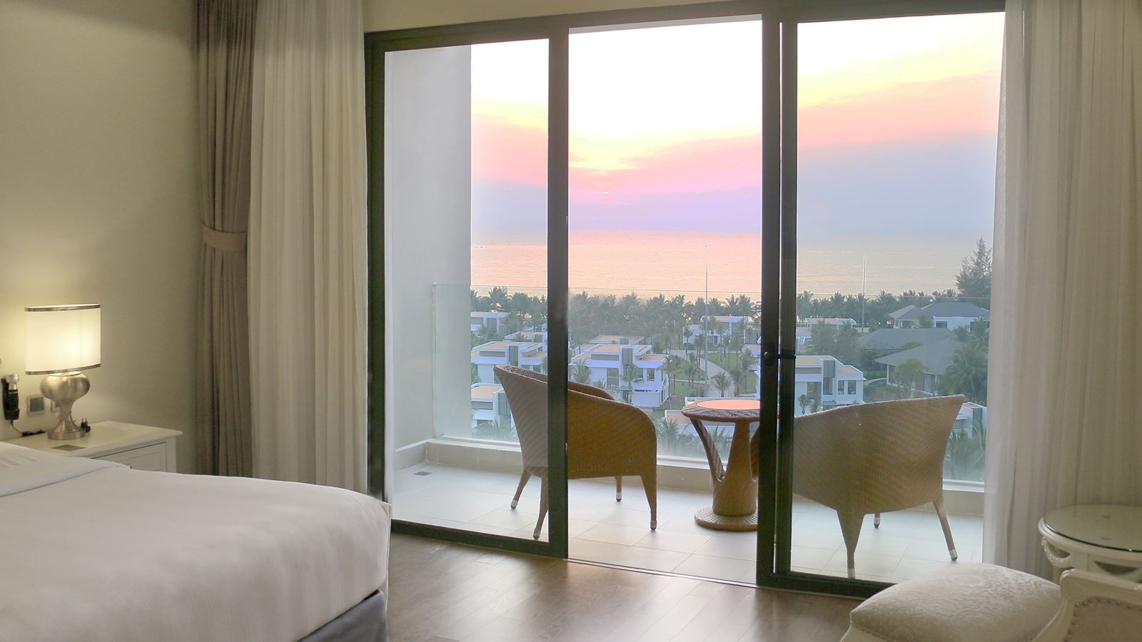 rooms-deluxe-ocean-view-with-balcony