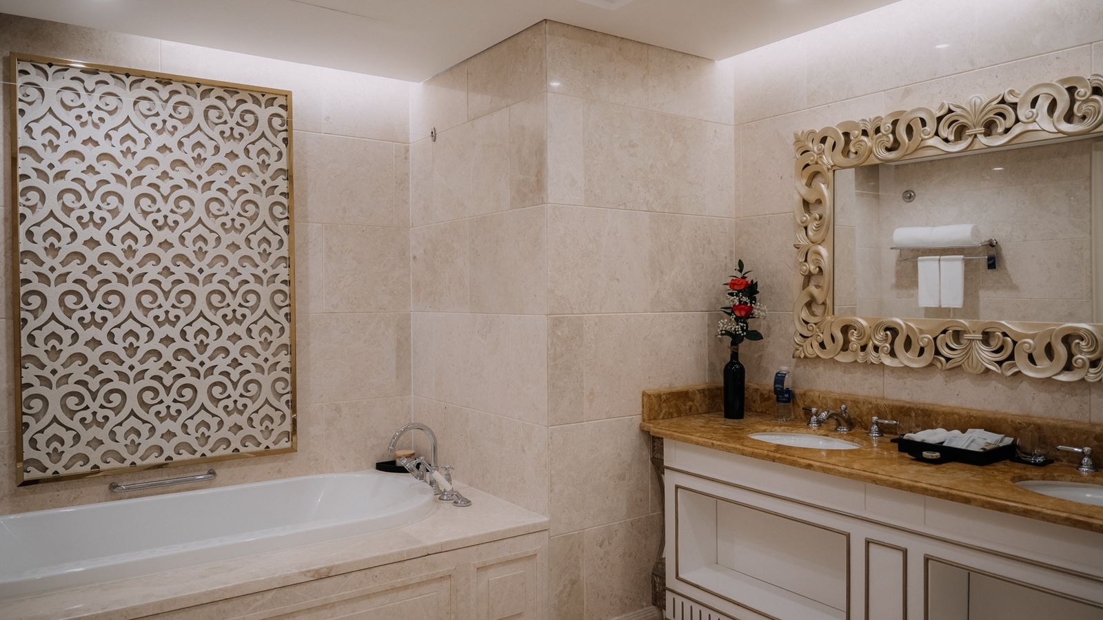 rooms-deluxe-suite-ocean-view-with-balcony