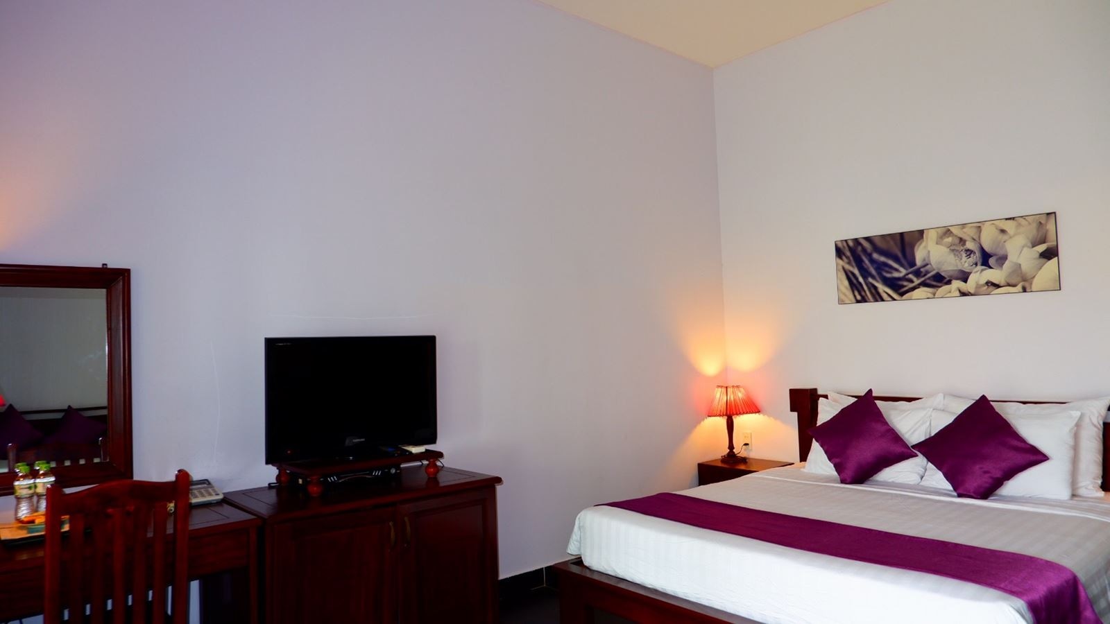 rooms-luxury-pool-view