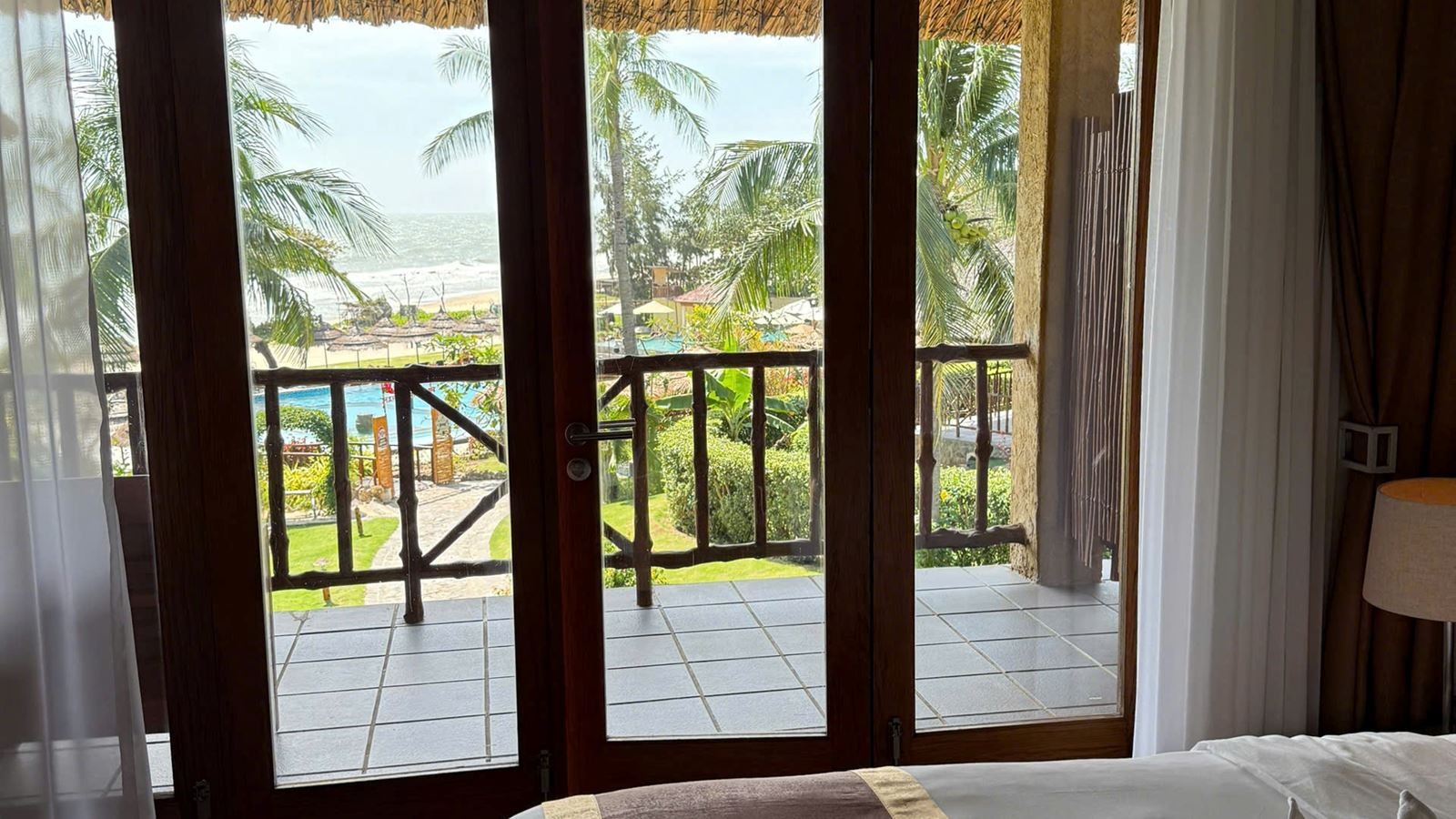 rooms-bungalow-sea-view-with-balcony