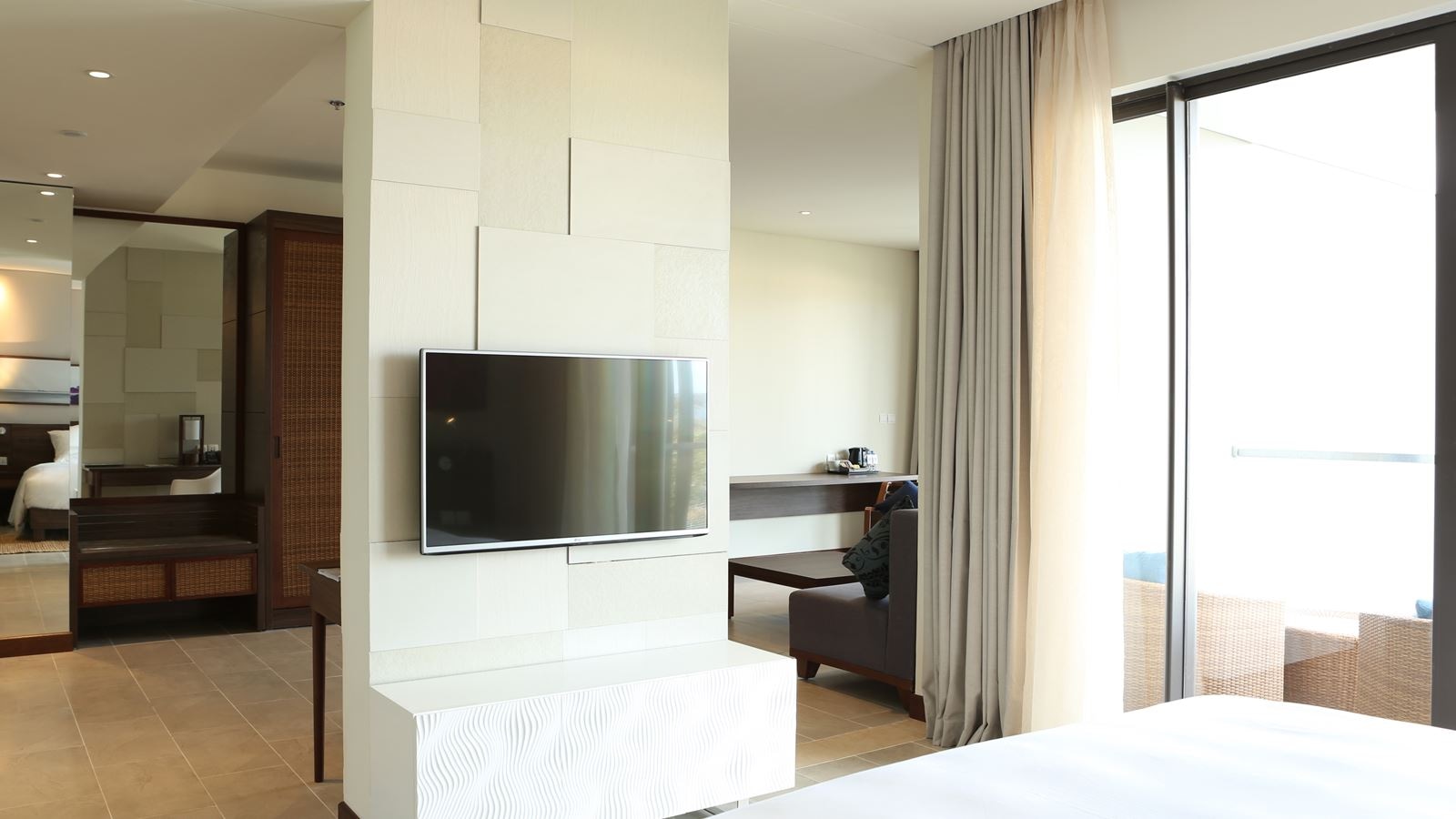 rooms-suite-with-balcony