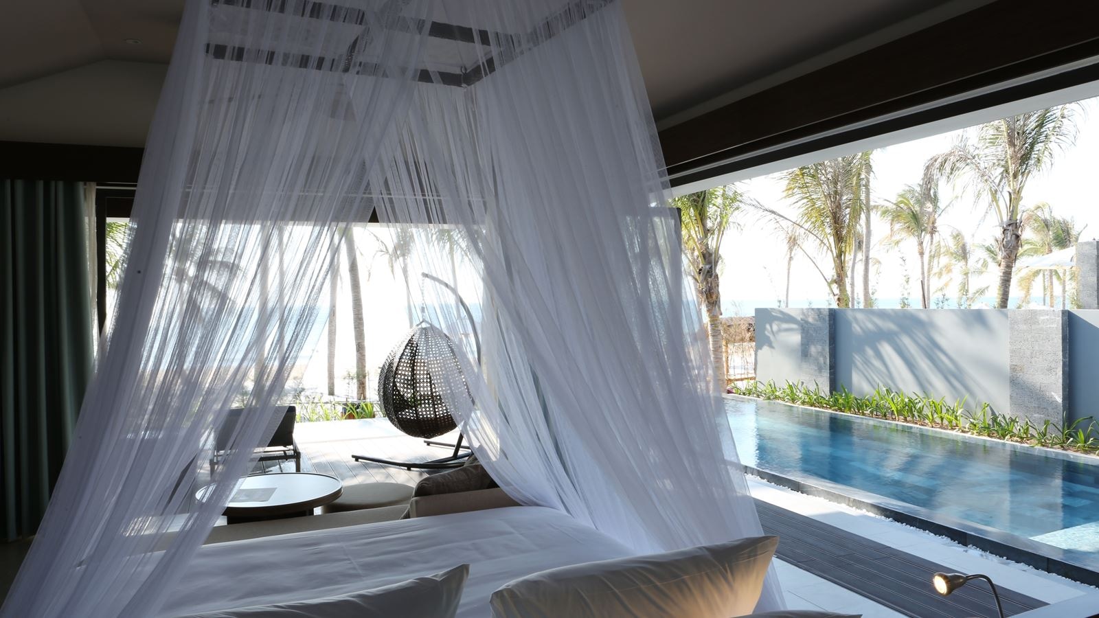 rooms-beachfront-bungalow-with-pool