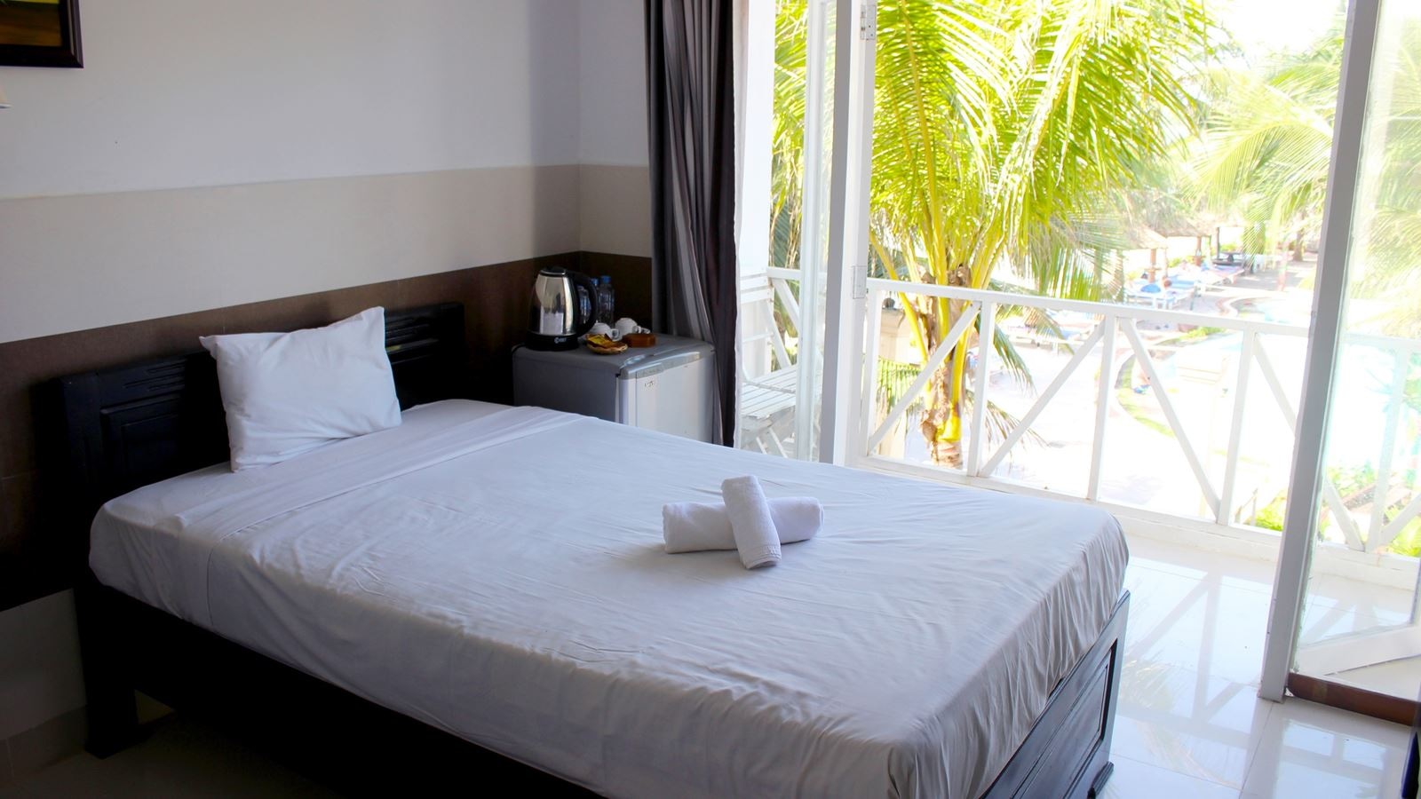 rooms-deluxe-pool-view