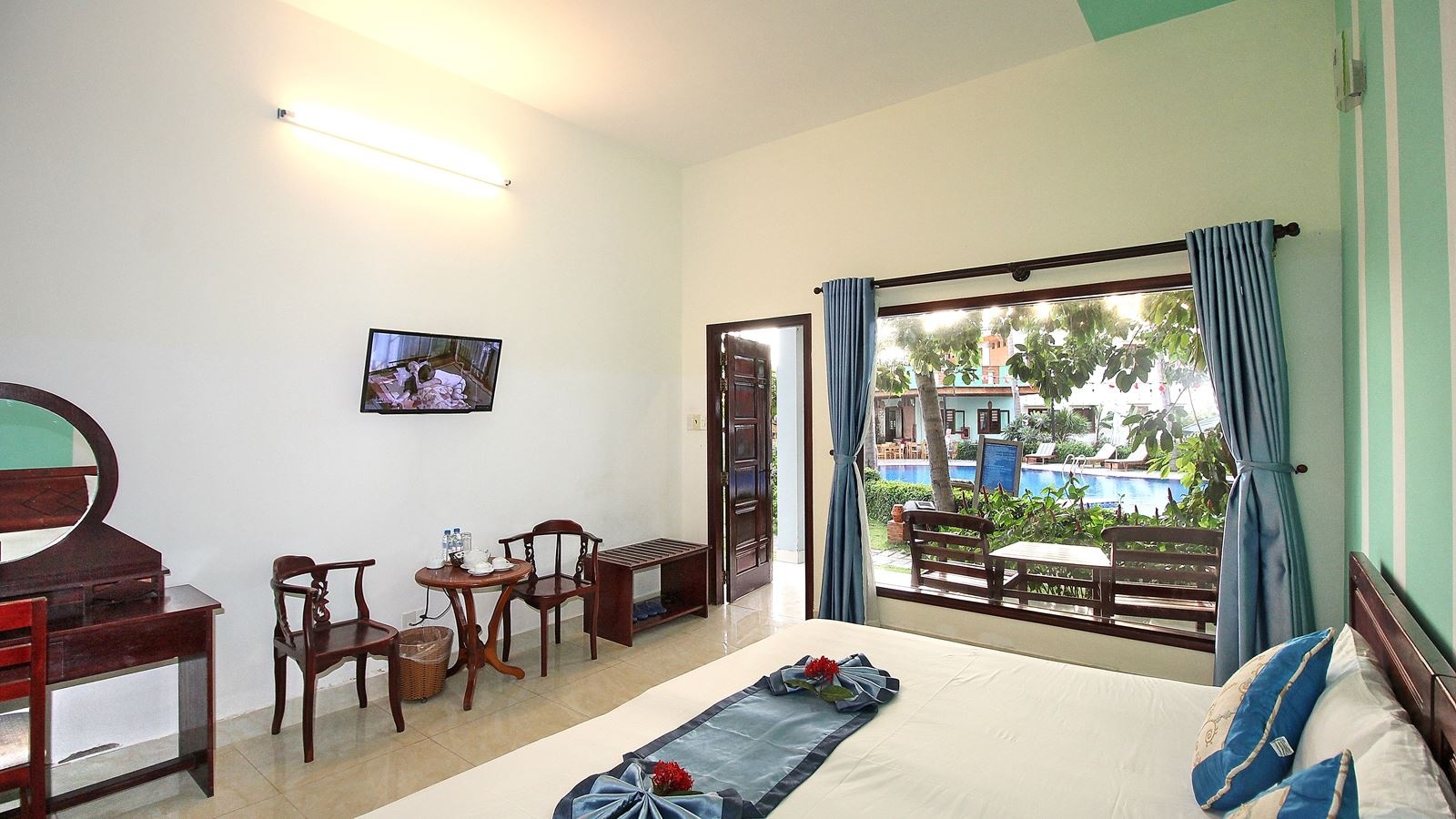 rooms-deluxe-pool-view