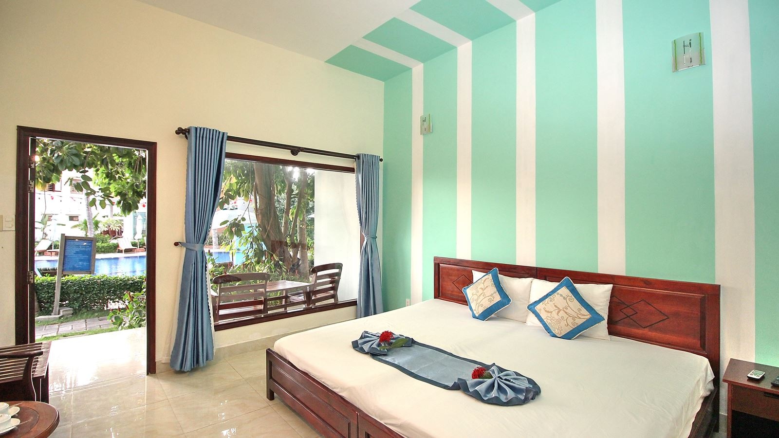 rooms-deluxe-pool-view