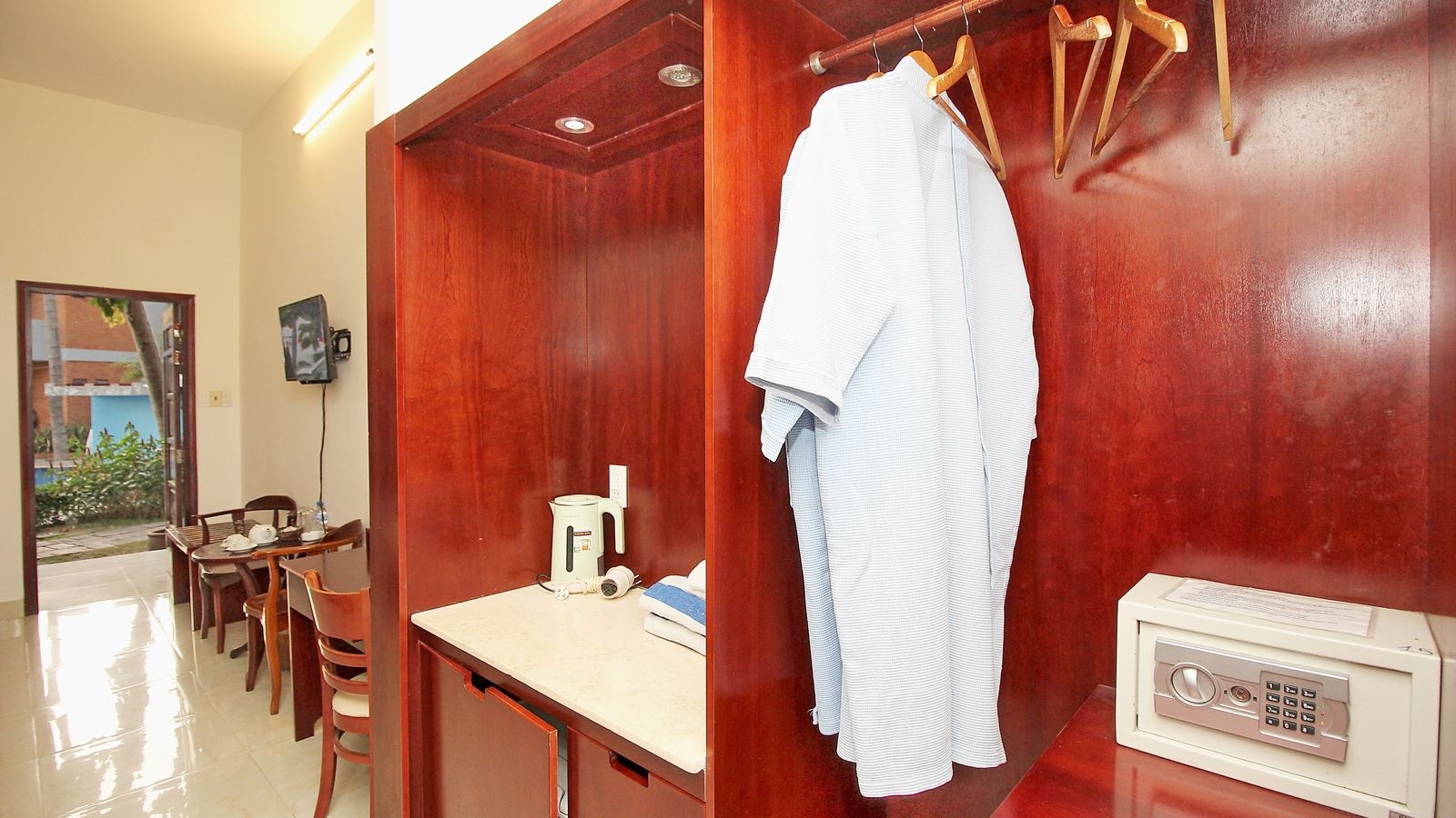 rooms-deluxe-pool-view