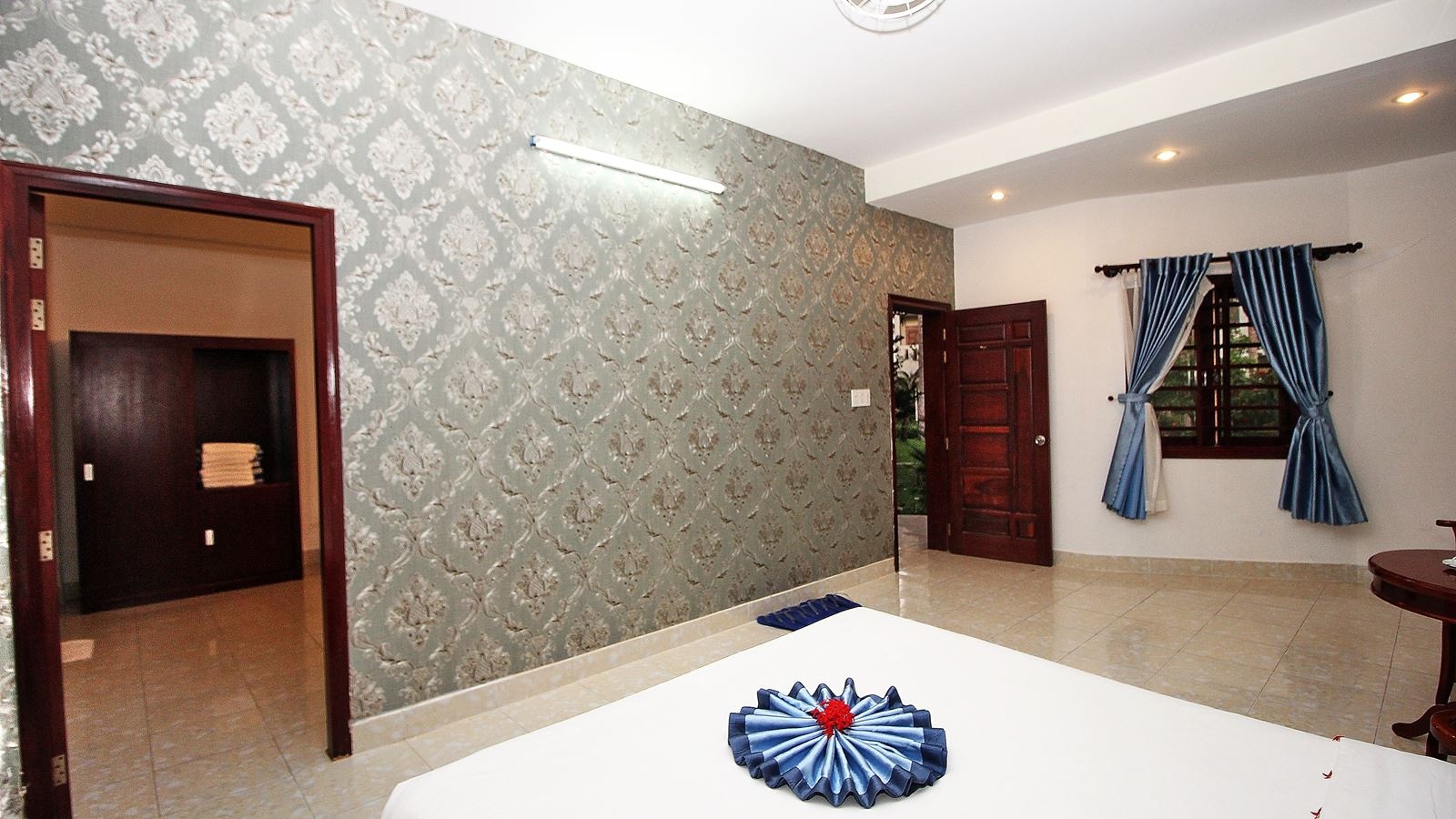 rooms-family-sextuple-garden-view