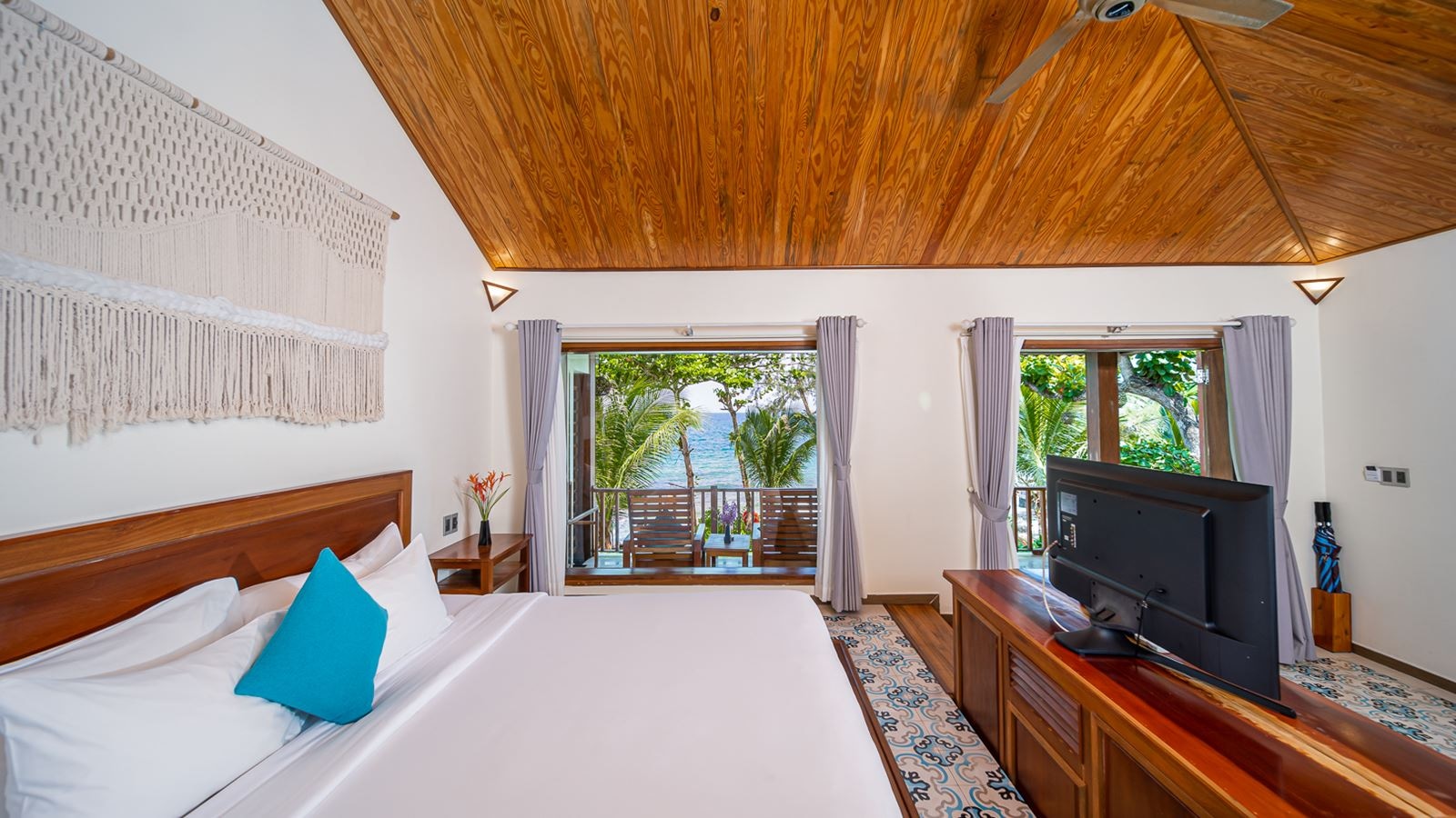 rooms-villa-beach-front-terrace