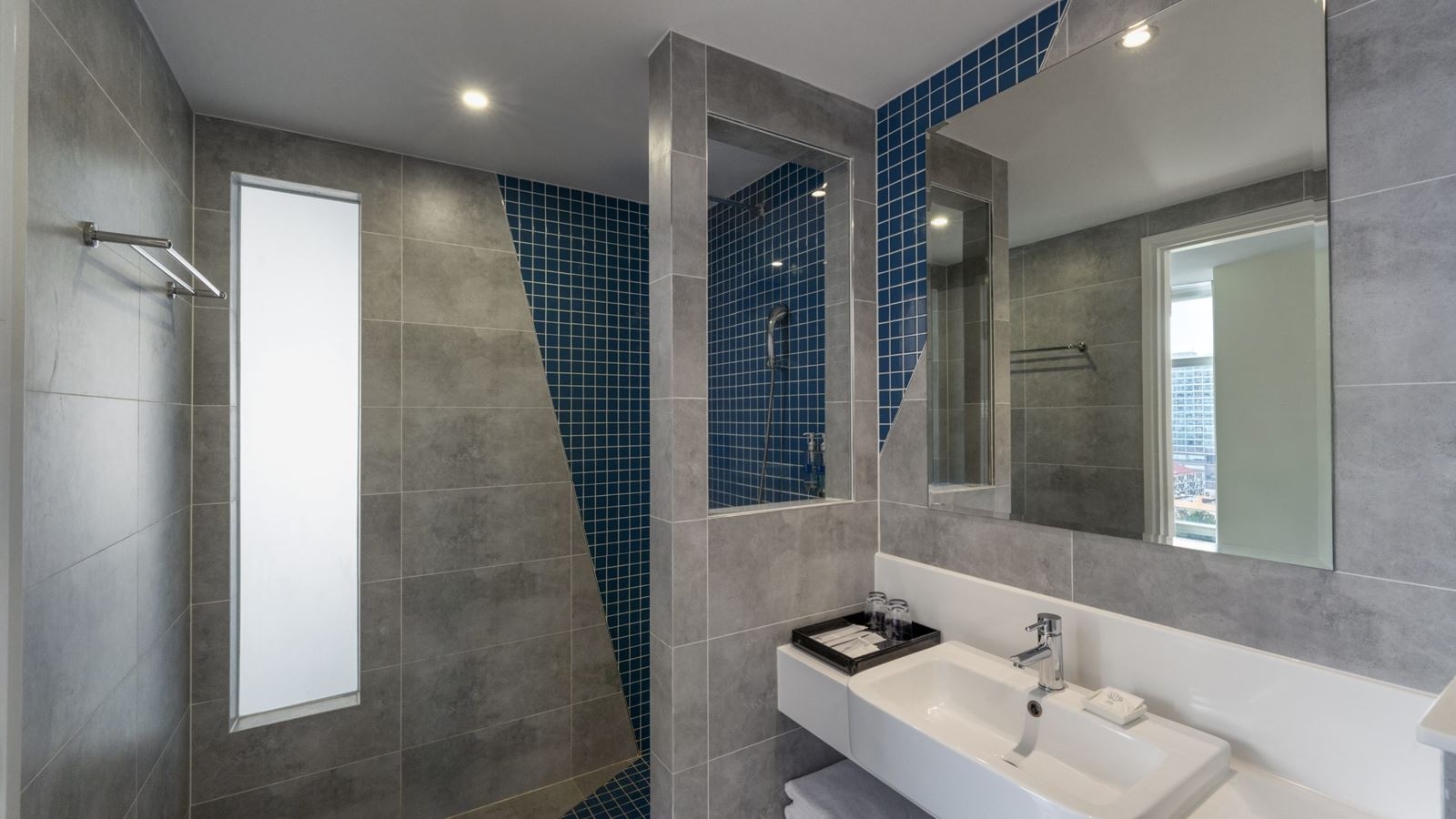 rooms-grand-deluxe-club-room-mountain-view