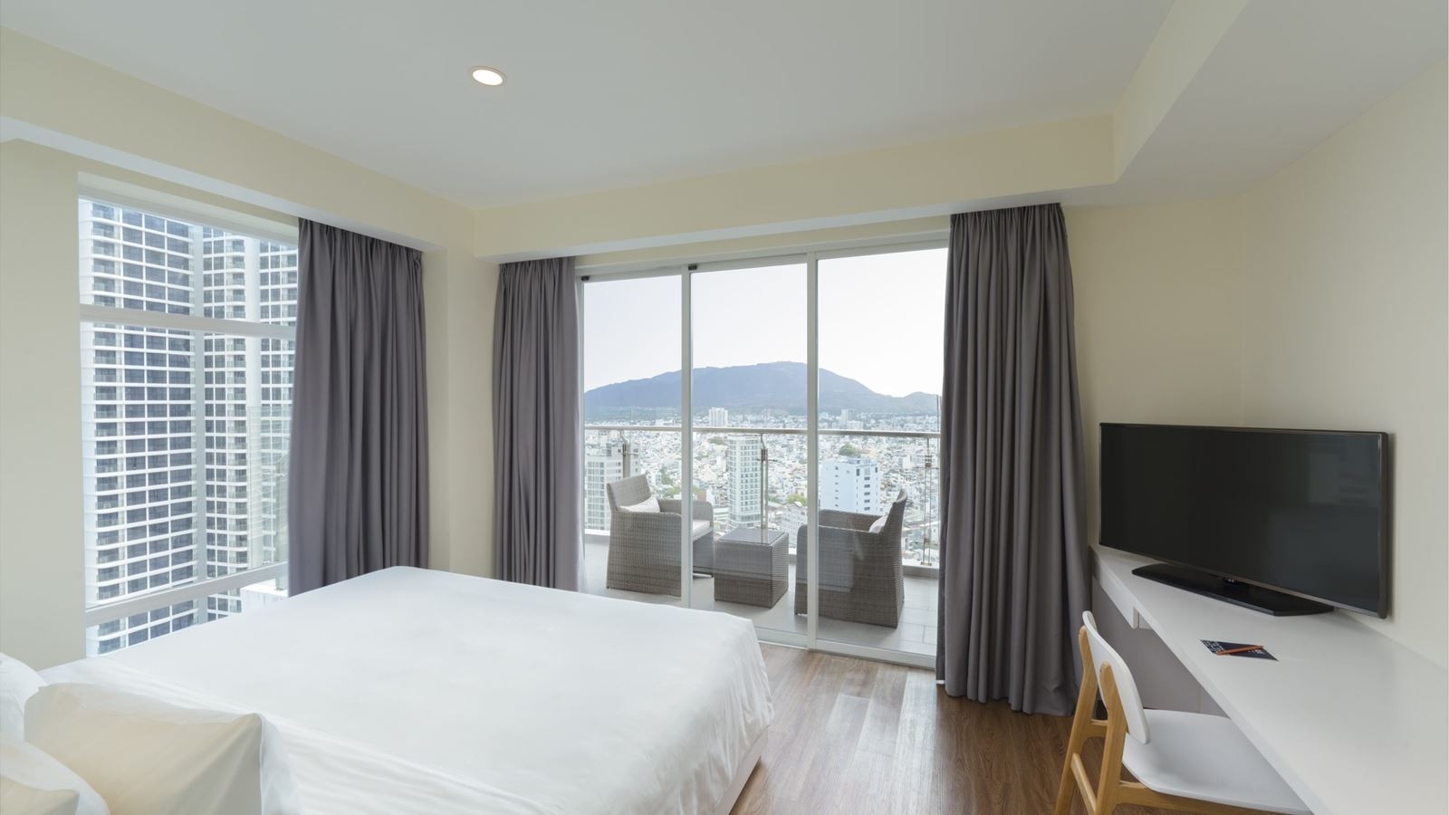 rooms-2bedroom-deluxe-club-suite-mountain-view-no-extra-bed