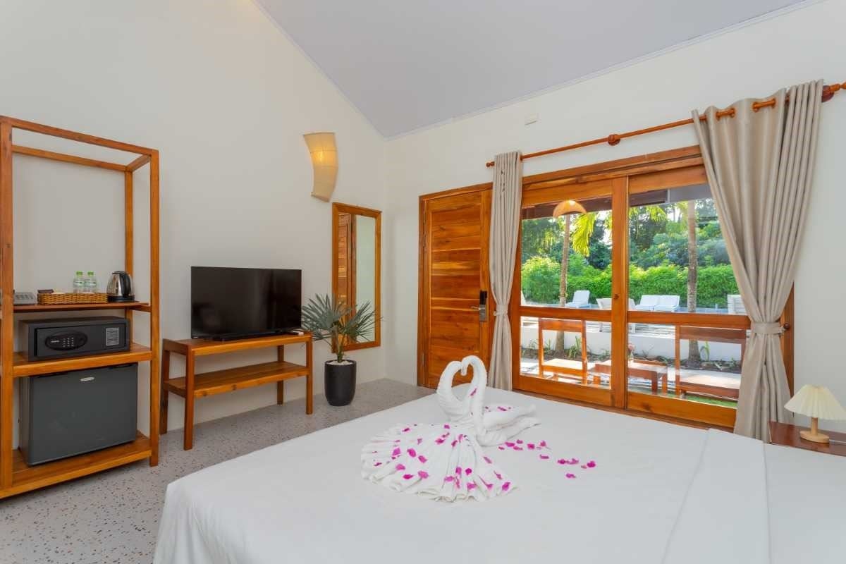 rooms-bungalow-poolside