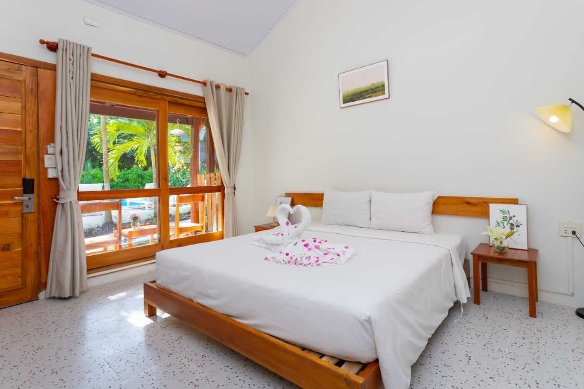 rooms-bungalow-poolside