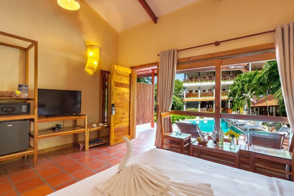 rooms-bungalow-poolside