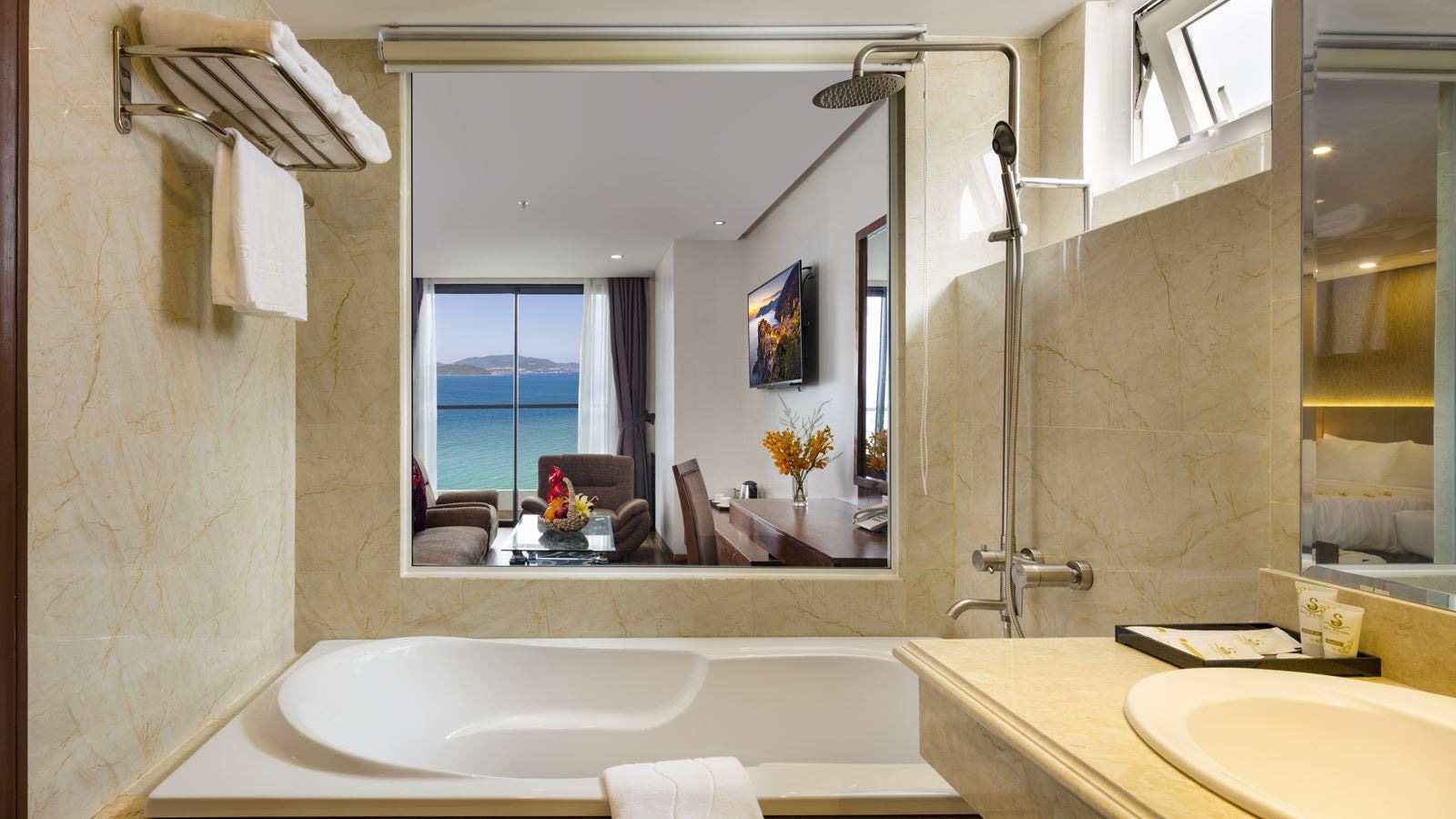rooms-ocean-view-balcony-family-suite