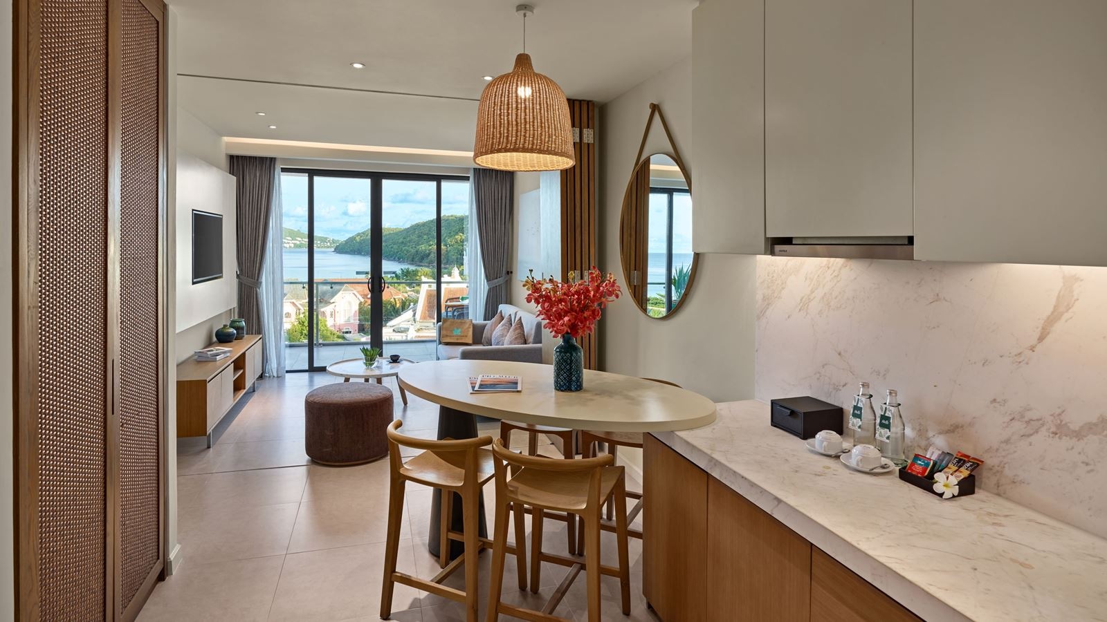 rooms-superior-suite-1-king-bed-balcony-child-without-extra-bed