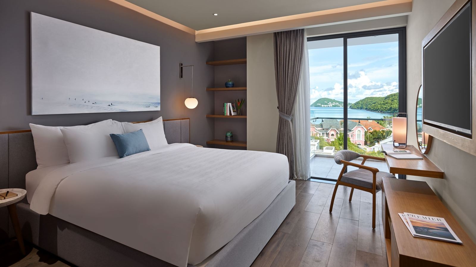 rooms-superior-suite-1-king-bed-balcony-child-without-extra-bed