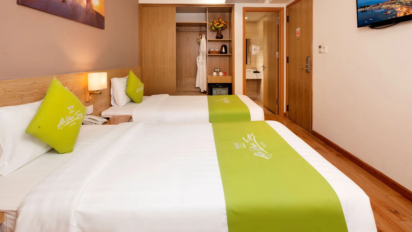 rooms-deluxe-with-window