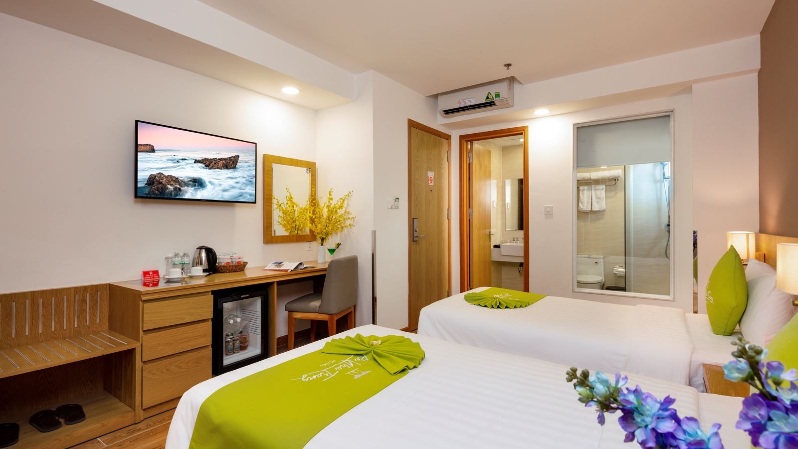 rooms-deluxe-city-view-with-balcony