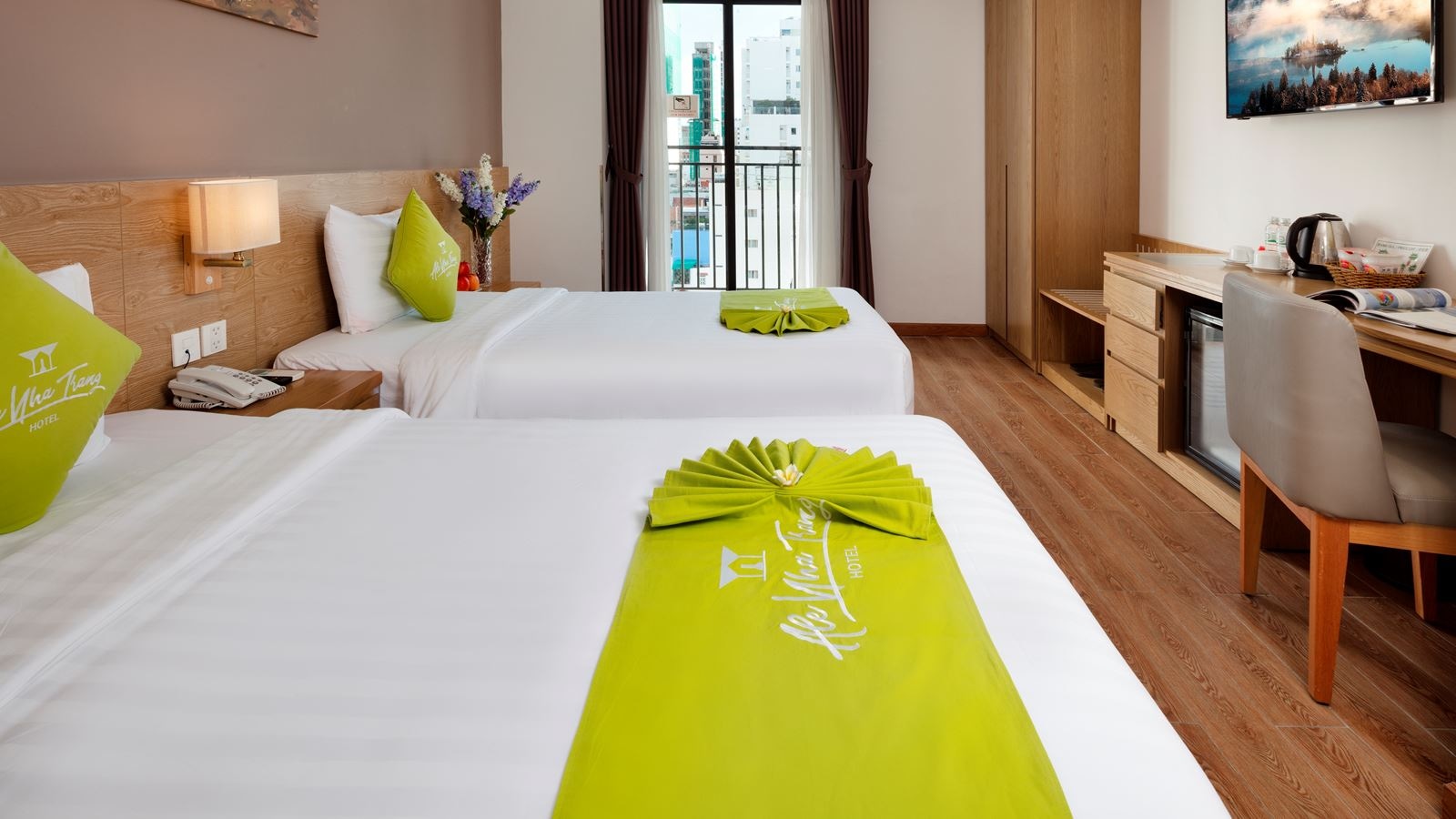 rooms-deluxe-city-view-with-balcony