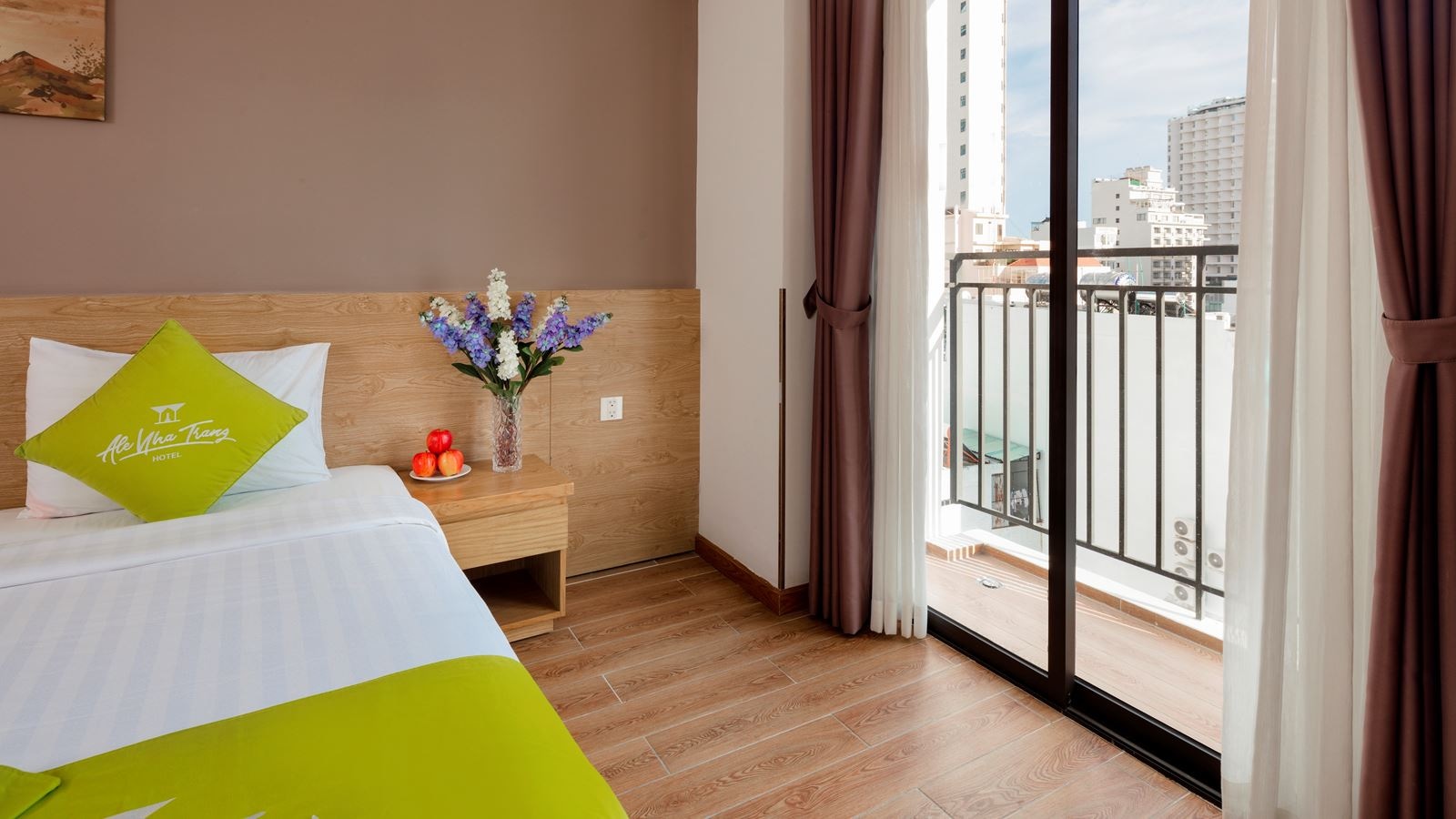 rooms-deluxe-city-view-with-balcony