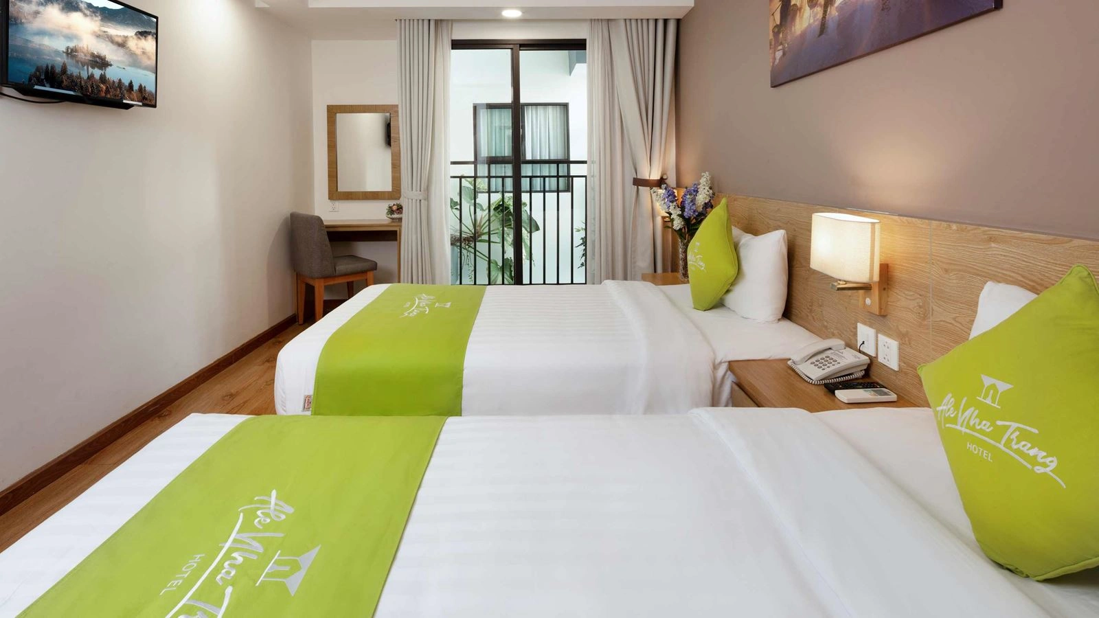 rooms-deluxe-with-window