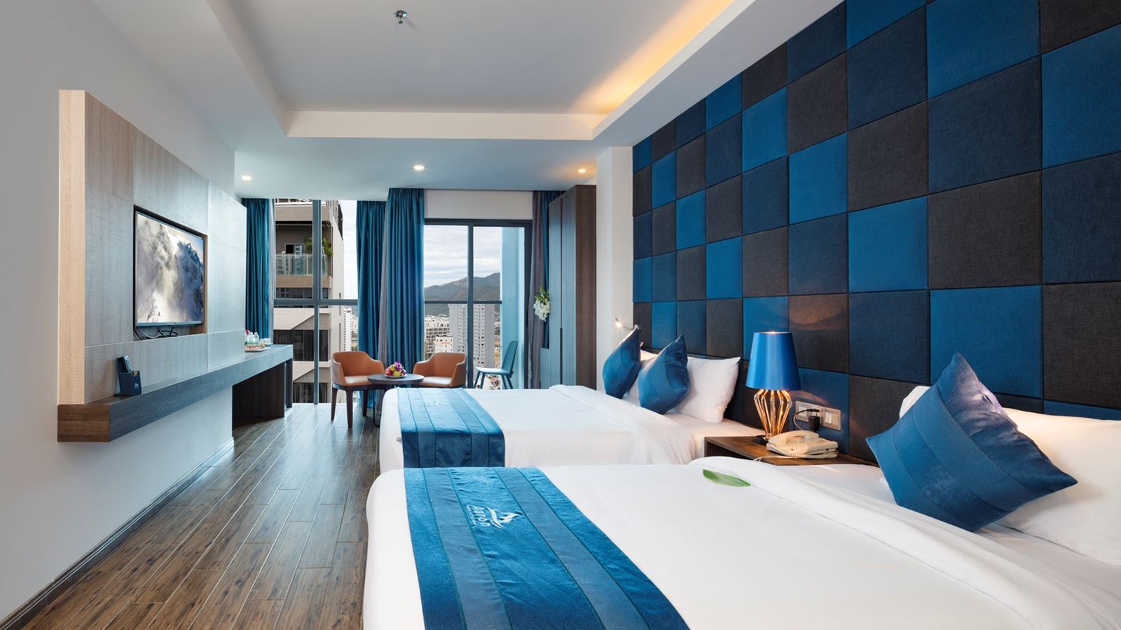 rooms-deluxe-balcony-cityview