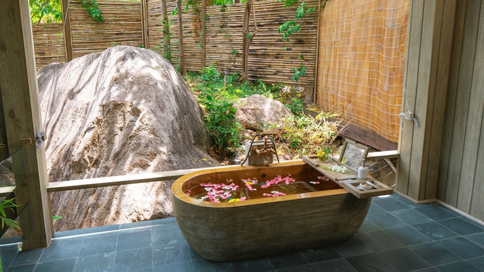 rooms-jungle-rock-villa-child-without-extra-bed