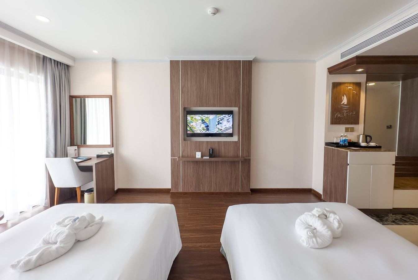 rooms-deluxe-twin-seaview-balcony