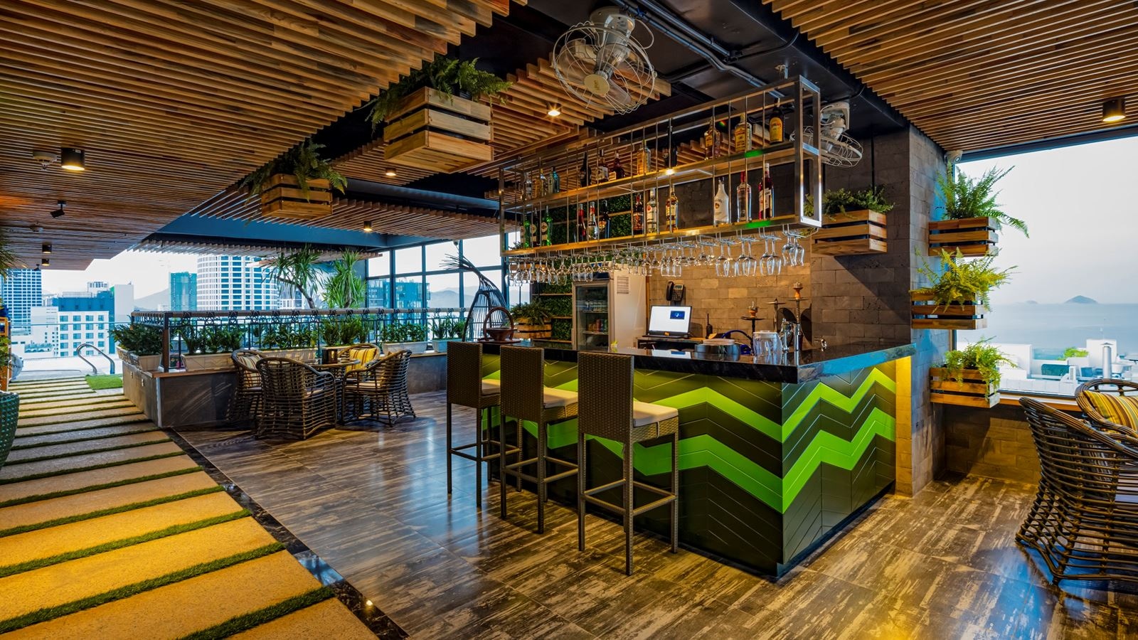 bars-infinity-pool-bar