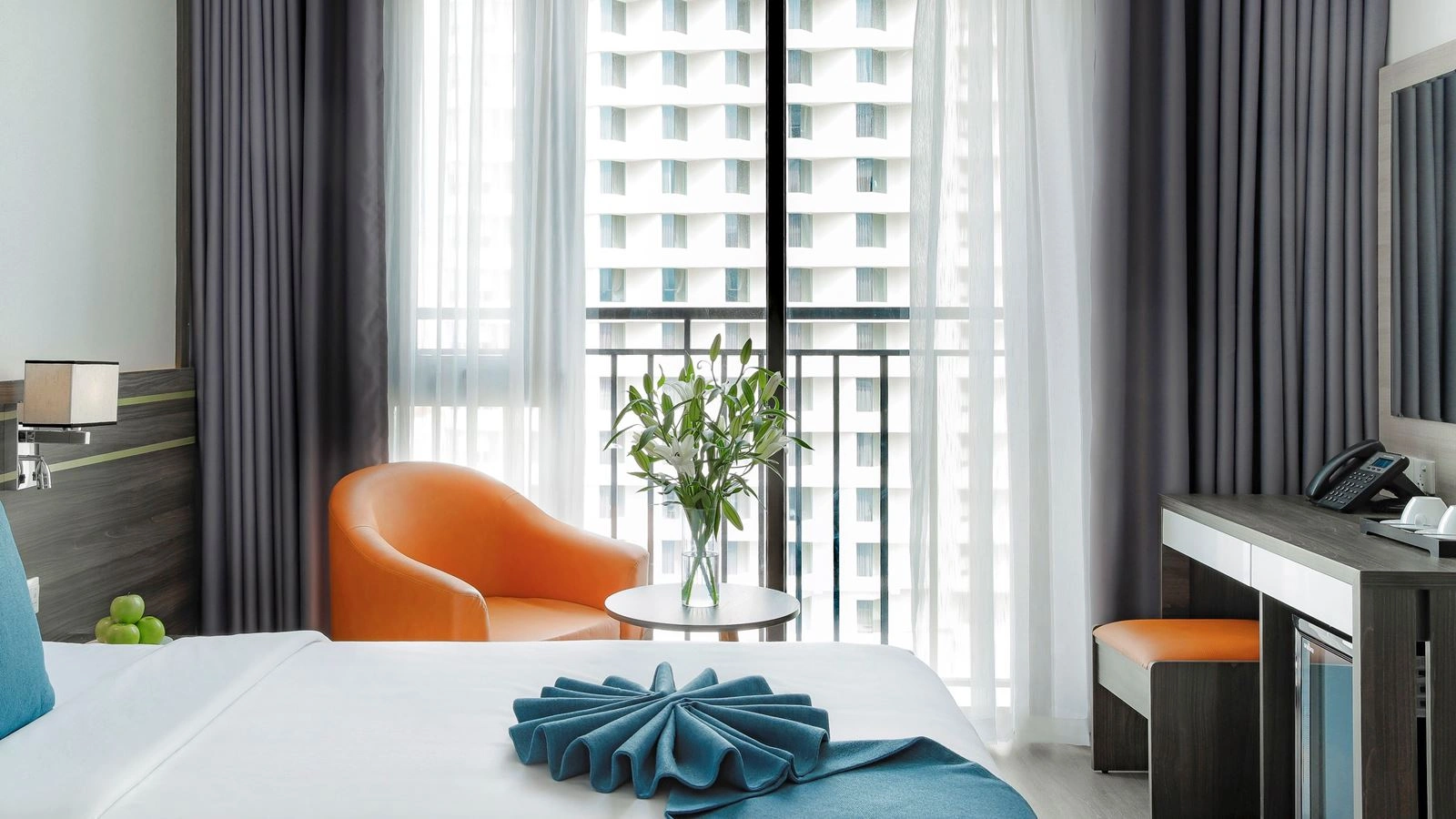 rooms-senior-deluxe-partial-seaview-with-balcony-child-without-extra-bed