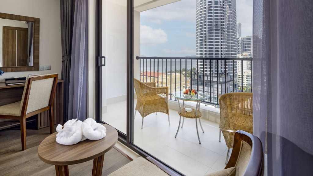 rooms-premier-city-view-with-balcony