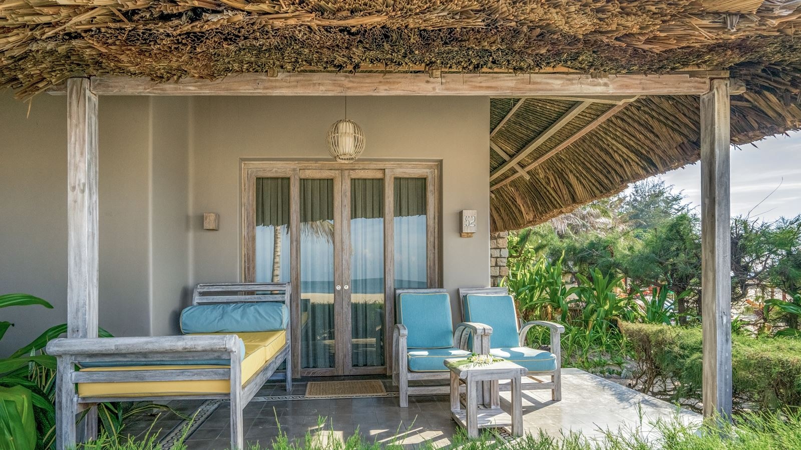 rooms-deluxe-beachfront-bungalow