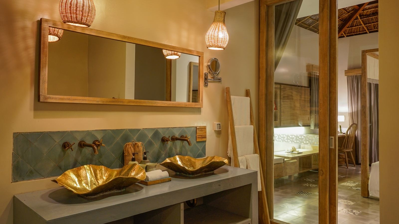 rooms-deluxe-beachfront-bungalow