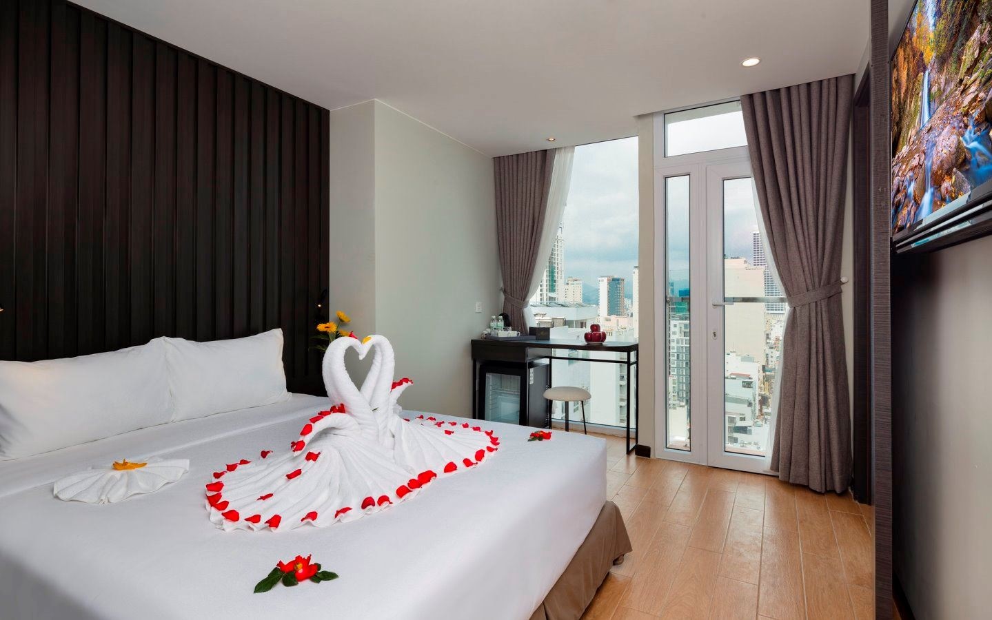 rooms-senior-city-view-with-balcony