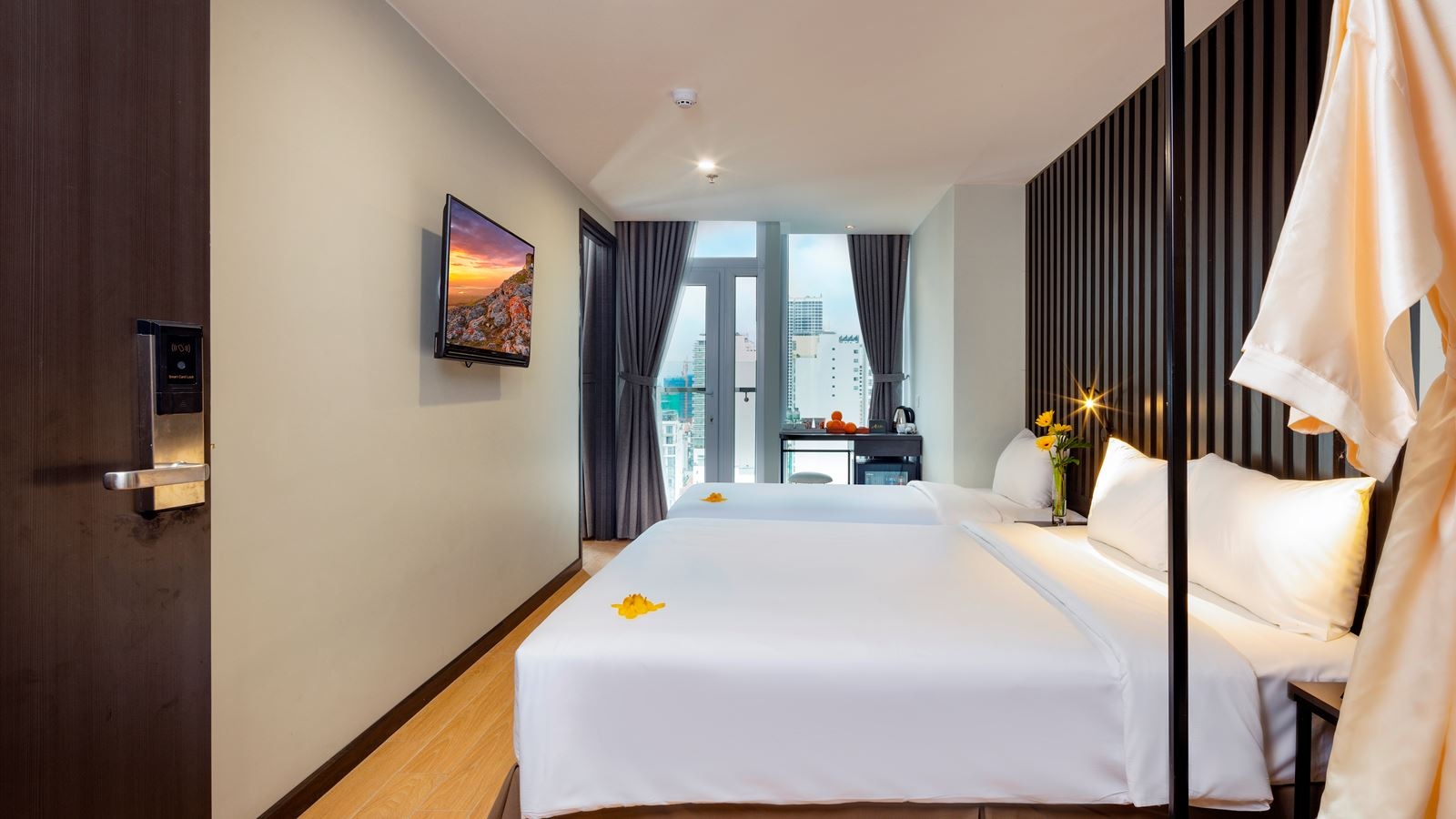 rooms-agnes-triple-city-view-with-balcony